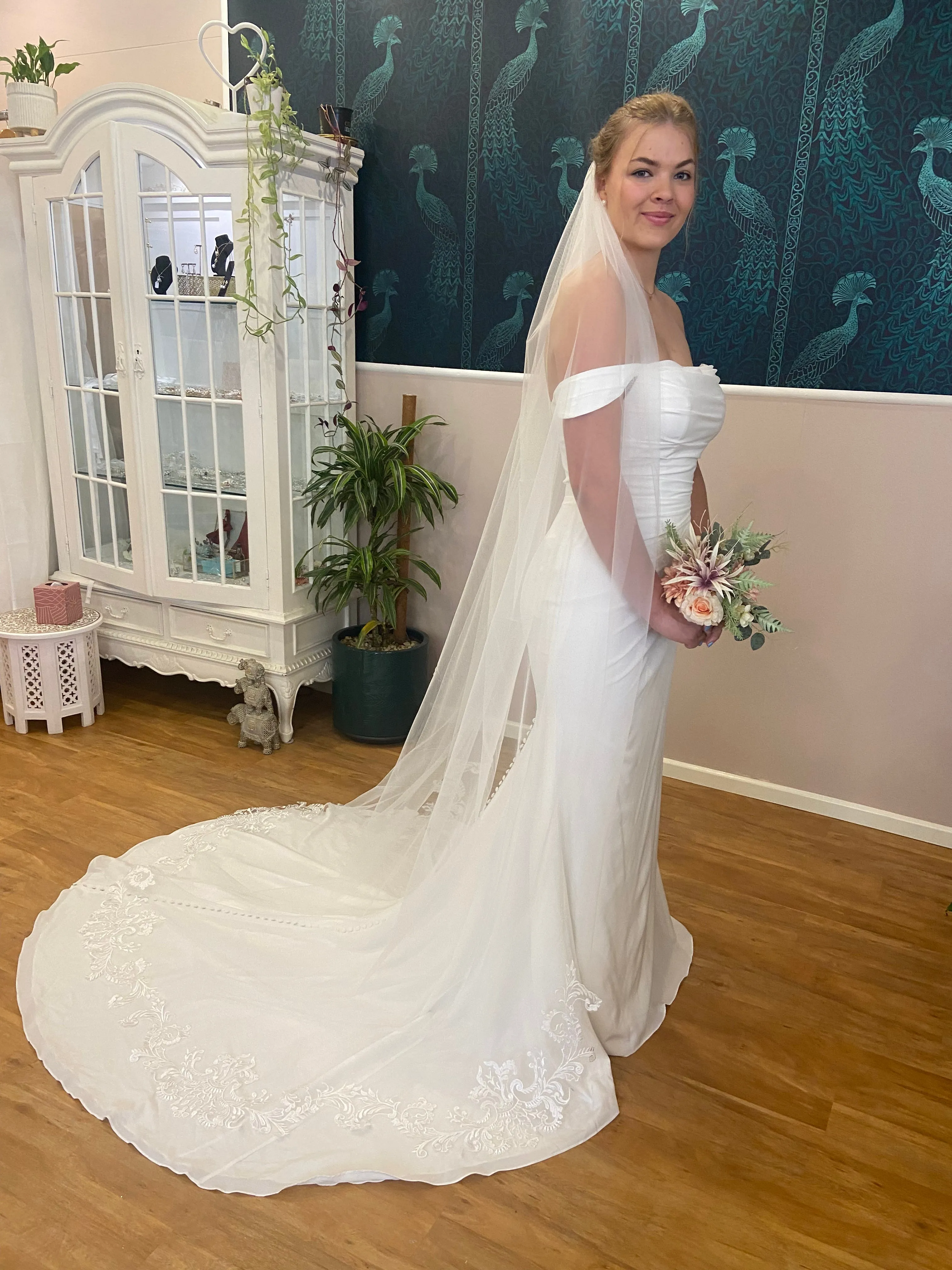 Regal scallop lace trim ivory veil in 2.5 Metre length Express NZ Wide